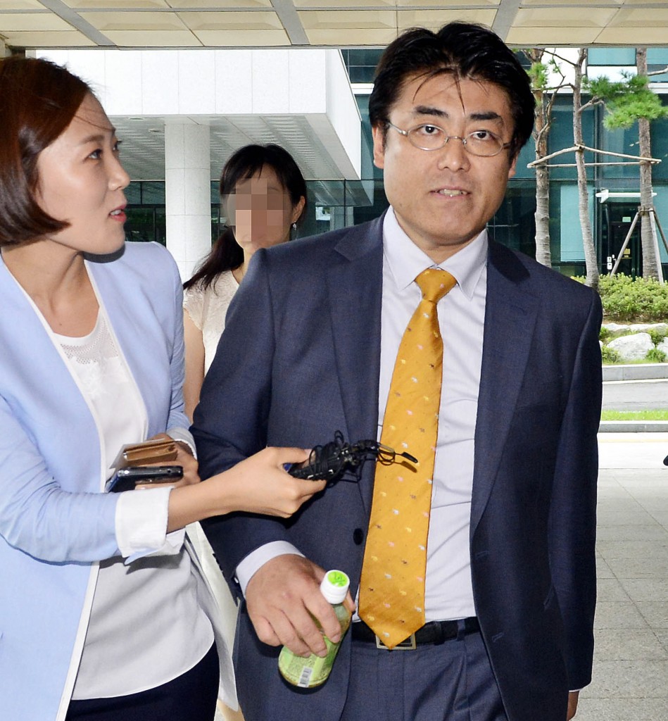 Tatsuya Kato, right, head of the Seoul bureau of Japan's Sankei Shimbun newspaper, was indicted on defamation charges.    (NEWSis)