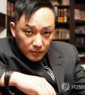 Shin Hae-chul, who represented the Korean rock scene in the 1990s, was pronounced dead on Monday five days after falling into a comma following a massive heart attack, hospital officials said. He was 46 years old. (Yonhap)