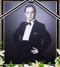 A portrait of the late singer-songwriter Shin-Hae chul is placed on the top of his memorial altar set up in Asan Medical Center in Songpa, southern Seoul. (Yonhap)