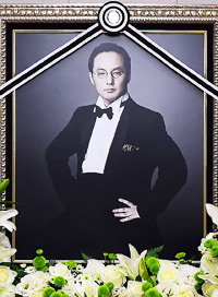 A portrait of the late singer-songwriter Shin-Hae chul is placed on the top of his memorial altar set up in Asan Medical Center in Songpa, southern Seoul, Tuesday. Shin, 46, was pronounced dead on Monday after falling into a coma following a heart attack during a surgical procedure. / Yonhap