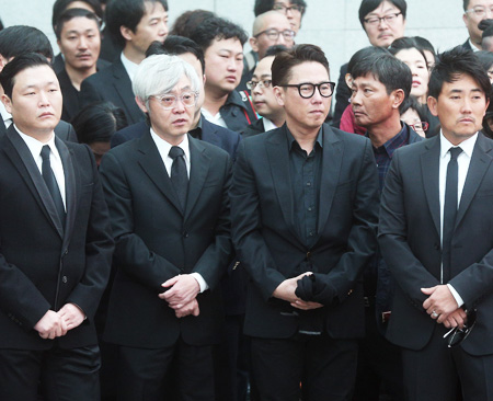 The late singer Shin Hae-chul's friends, including rapper Psy, front left, mourn his death at Asan Medical Center in Seoul, Friday. His body will be examined to find what exactly led him to die. His family decided to change their plan of cremating the body at the last minute. (Yonhap)  