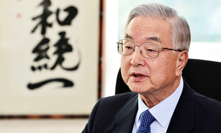 Chung Chong-wook, vice chairman of the Presidential Committee for Unification Preparation, speaks during an interview with The Korea Times at his office in Changseong-dong, central Seoul, Tuesday. (Korea Times photo by Shim Hyun-chul)