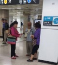 Two "Bacchus women" are seen attempting to sell counterfeit Viagra
pills to an elderly man at Jongno 5-ga Station in central Seoul. (Korea Times)