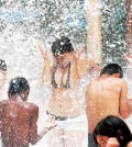 Hot weather has one water park opening in October for the first time. (Korea Times file)