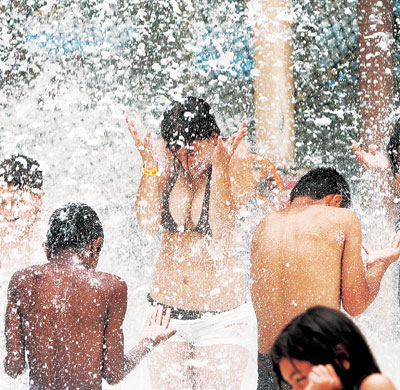 Hot weather has one water park opening in October for the first time. (Korea Times file) 