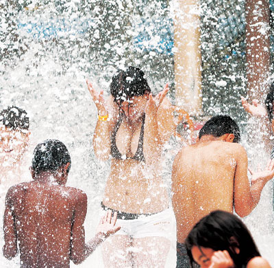 Hot weather has one water park opening in October for the first time. (Korea Times file)