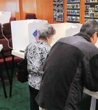 Korean Americans vote at a Koreatown location in Los Angeles Tuesday. (Park Sang-hyuk/The Korea Times)
