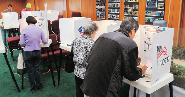 Korean Americans vote at a Koreatown location in Los Angeles Tuesday. (Park Sang-hyuk/The Korea Times)