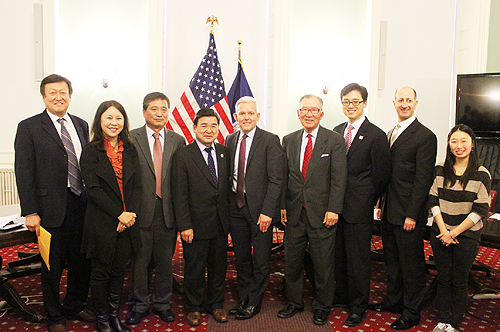 Peter Koo, fourth from left, stands with Korean American community representatives. (The Korea Times)
