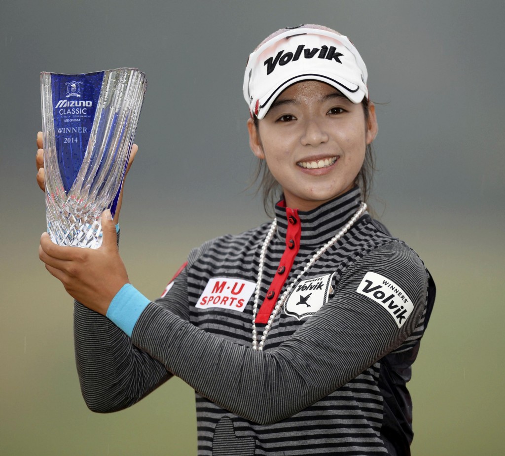 South Korean golfer Lee Mi-hyang holds up her trophy after winning her first LPGA Tour victory at the Mizuno Classic held at Kintetsu Kashikojima Country Club in Shima, Japan on Nov. 9, 2014. (Yonhap)