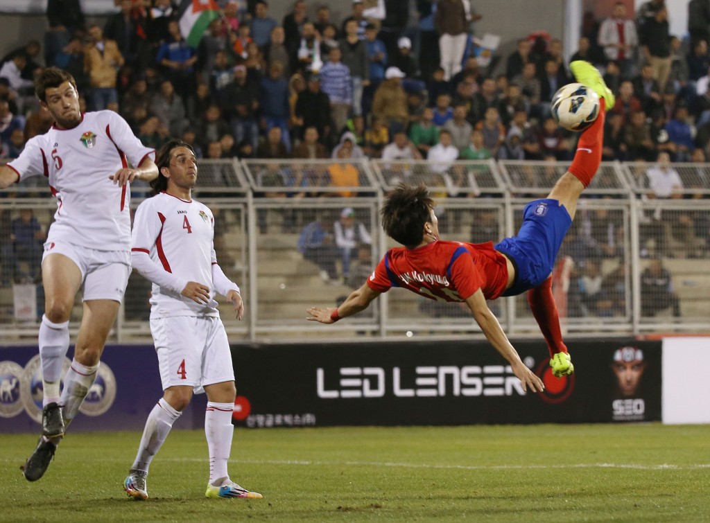 Han Guk-young, right, tries a bicycle kick. (Yonhap)