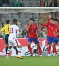 South Korean players protest the goal to no avail. (Yonhap)