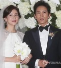 Lee Bo-young and Ji Sung at their September 2013 wedding in Seoul. (Yonhap)