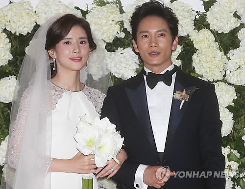 Lee Bo-young and Ji Sung at their September 2013 wedding in Seoul. (Yonhap)