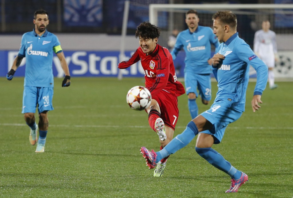 Leverkusen's Son Heung-min, center, tries to score during the Champions League group C soccer match between Zenit St. Petersburg and Bayer 04 Leverkusen in St.Petersburg, Russia, Tuesday, Nov. 4, 2014. (AP Photo/Dmitry Lovetsky)