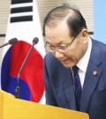 Education Minister Hwang Woo-yeo apologizes for two flawed questions of the College Scholastic Ability Test during a press briefing in Sejong City, Monday. (Yonhap)