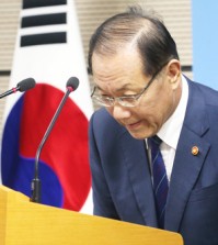 Education Minister Hwang Woo-yeo apologizes for two flawed questions of the College Scholastic Ability Test during a press briefing in Sejong City, Monday. (Yonhap)