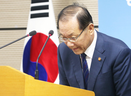 Education Minister Hwang Woo-yeo apologizes for two flawed questions of the College Scholastic Ability Test during a press briefing in Sejong City, Monday. (Yonhap)