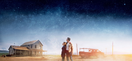 Cooper (Matthew McConaughey), right, and his 10-year-old daughter Murph (Mackenzie Foy) in a scene from "Interstellar" / Courtesy of Warner Bros. Korea