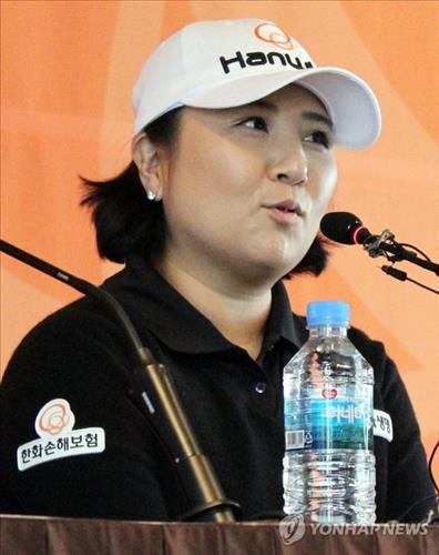 South Korean golfer Jang Jeong formally announces her retirement on Nov. 3, 2014, in Seoul. (Yonhap)