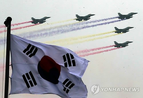 Fighter jets fly overhead at an event at the Gyeryongdae military headquarters in Gyeryong, South Chungcheong Province, on Sept. 30, 2014, ahead of the 66th anniversary of the foundation of the country's military, which falls on Oct. 1. (Yonhap)
