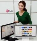 A model shows a Google Chrome operating system-based computer made by LG Electronics Inc. at an outlet in Seoul on Dec. 18, 2013. (Yonhap)