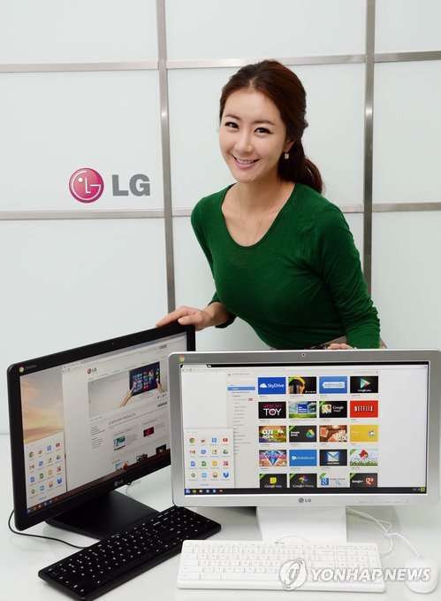 A model shows a Google Chrome operating system-based computer made by LG Electronics Inc. at an outlet in Seoul on Dec. 18, 2013. (Yonhap)