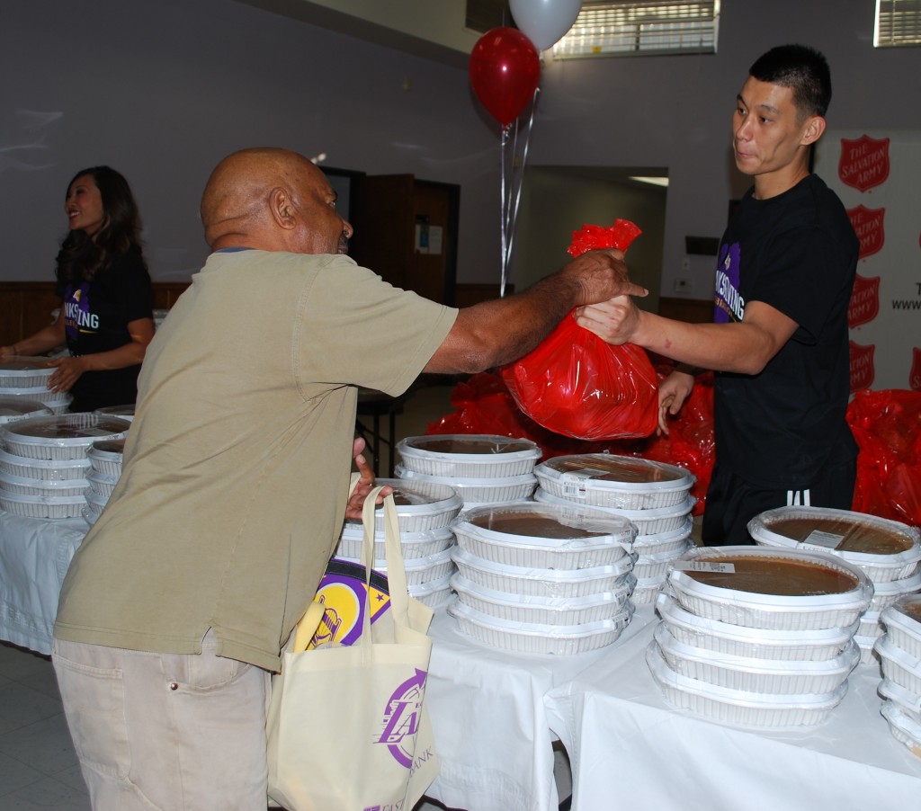 Jeremy Lin was one of two Los Angeles Lakers players handing out food to families in need at the Thanksgiving event on Tuesday. (Korea Times)