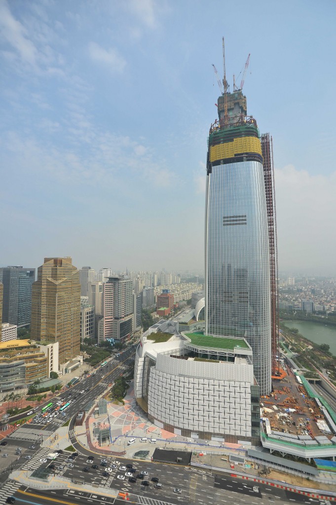 Another crack was discovered on the ceiling of the eighth floor of Lotte World Tower, only a week after an incident on Oct. 30 when a man's forehead was cut by a piece of metal that fell from the third floor of the newly-opened Lotte World Mall. (NEWSis)