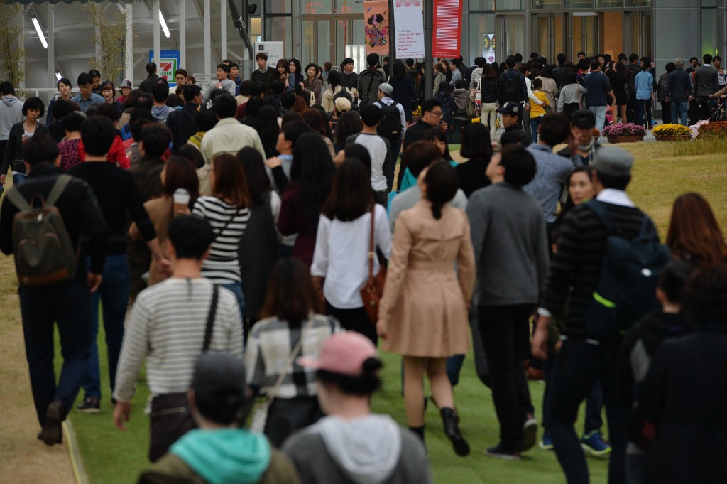 The future population estimate by Statistics Korea predicted the number of women in the country will reach 25.31 million in the new year, compared to 25.30 million men. (NEWSis)