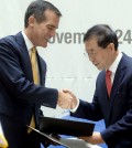 Los Angeles Mayor Eric Garcetti, left   visited Seoul City Hall to meet and agm with Seoul Mayor Park Won-soon to strengthen cooperation in disaster prevention and tourism. (NEWSis)