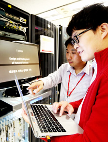 SK Telecom employees demonstrate the new network virtualization technology "Orchestration." (Courtesy of SK Telecom)