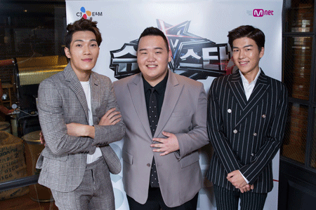 From left, Kim Feel, Lim Do-hyeok, and Kwak Jin-eon, the top three members of Mnet's popular audition program, Superstar K6, attend a press meeting on Oct. 12. Two days later, Lim failed to advance in the semi-final round at the Grand Peace Hall in Kyung Hee University, Seoul. Mnet, CJ E&M's cable music channel, recently denied allegations that scriptwriters guaranteed some contestants a place in the top 10. (Courtesy of CJ E&M)