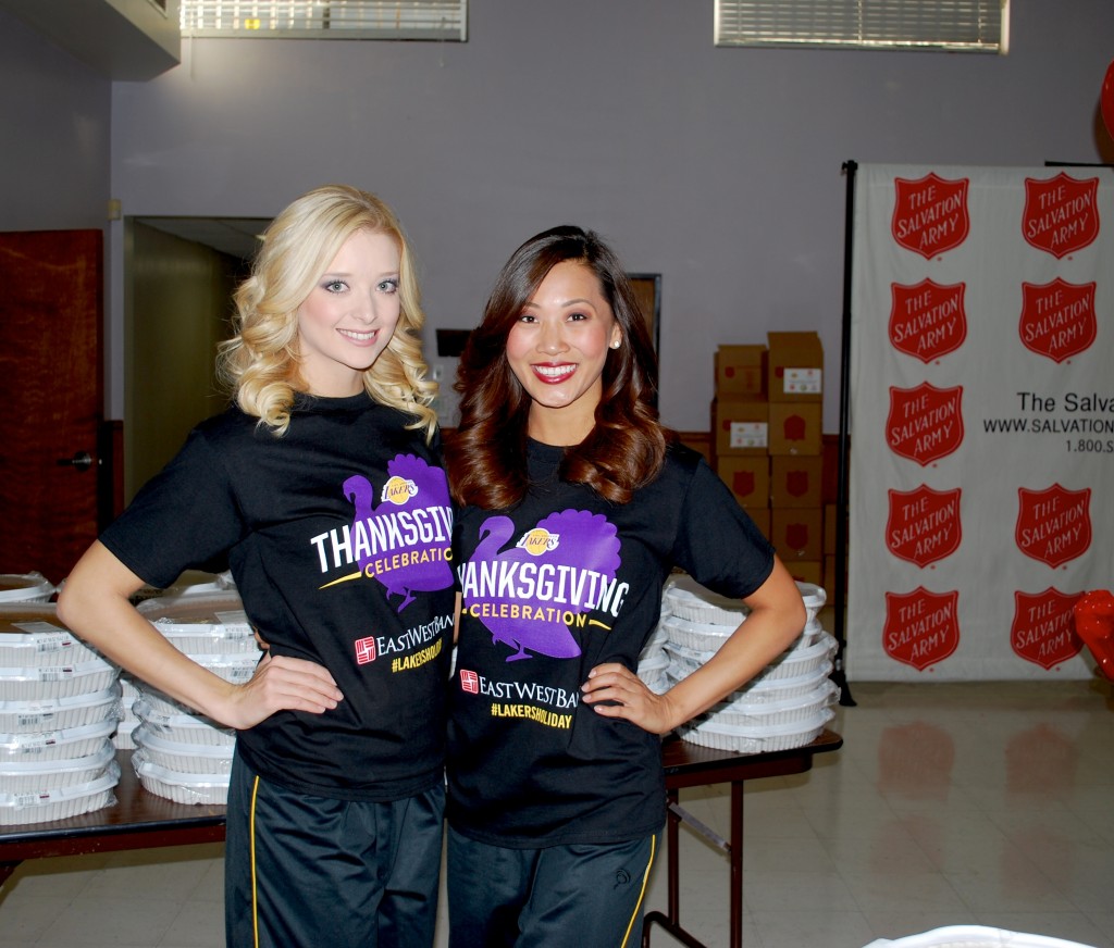 Laker Girls Sujan Pang and Blake Blankenship handed out pies during the event. (Korea Times)