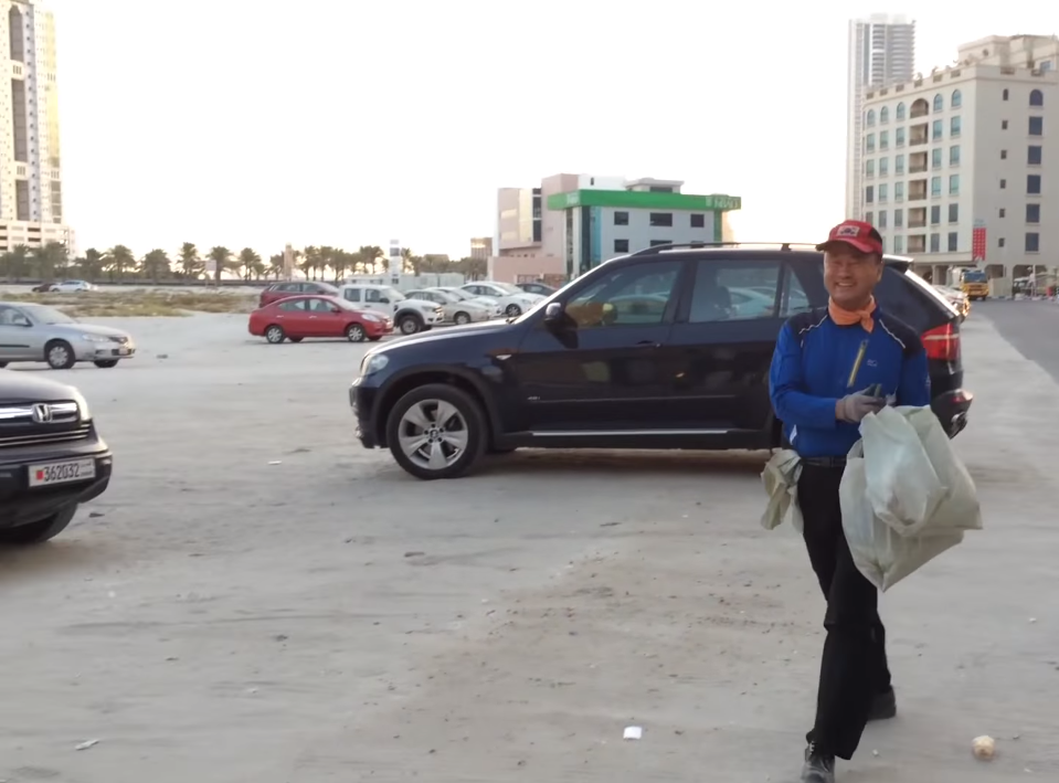 Yoo greets locals who are documenting his daily routine where he cleans up trash in public areas. (YouTube screen capture)
