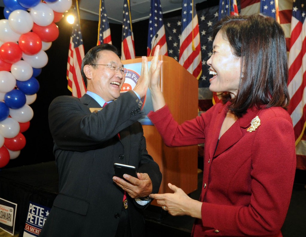 Irvine Mayor Choi Seok-ho, left, and Orange County Supervisor Michelle Park Steel celebrate their general election victories Tuesday night. (Park Sang-hyuk/The Korea Times)