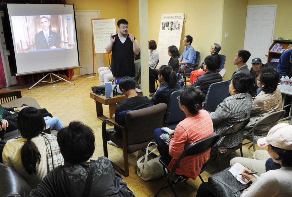 Locals gathered at the Korean Resource Center in Los Angeles Thursday night to watch President Obama announce his new immigration plan. (Park Sang-hyuk/The Korea Times)