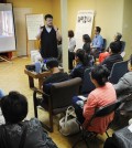 Locals gathered at the Korean Resource Center in Los Angeles Thursday night to watch President Obama announce his new immigration plan. (Park Sang-hyuk/The Korea Times)