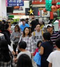 Shoppers crowded the Galleria market in Koreatown Thursday. (Park Sang-hyuk/The Korea Times)