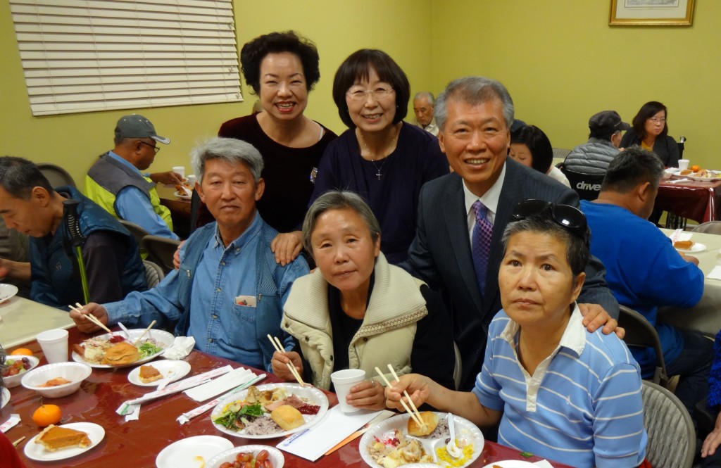 Shalom Disability Ministries in Koreatown held a Thanksgiving event Thursday to share turkeys with 150 disabled and their families. (Goo Sung-hoon/The Korea Tinmes)