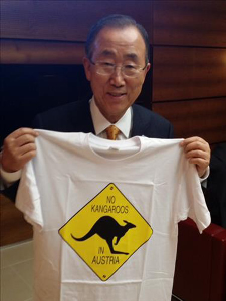U.N. Secretary-General Ban Ki-moon holds up a T-shirt that reads, "No kangaroos in Austria" after mistakenly saying "Australia" instead of "Austria" at a U.N. Conference in Vienna, Monday. (Yonhap)