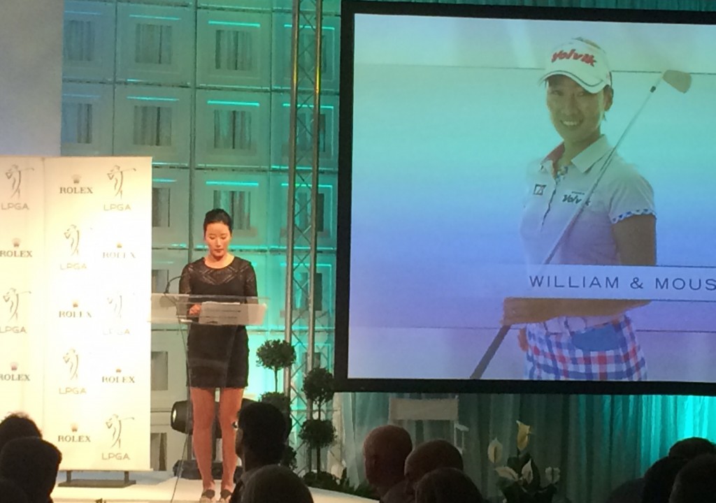 Chella Choi accepts the 2014 William and Mousie Powell Award. (Yonhap)
