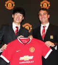 Manchester United Ambassador Park Ji-sung, left, and Jamie Reigle, Manchester United's managing director for the Asia Pacific, pose with a uniform at a media conference that took place at the Grand Hyatt Hotel, Seoul, Thursday. (Yonhap)