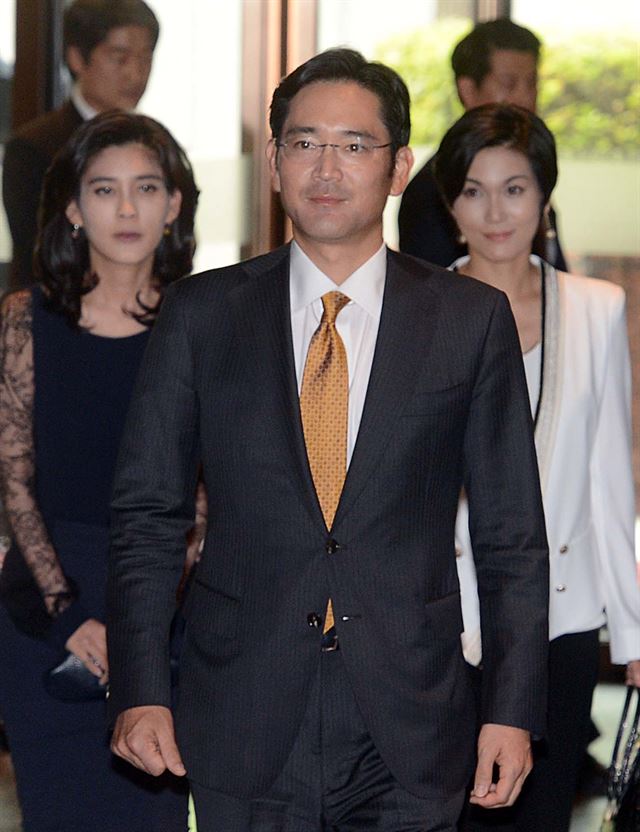 Samsung Jay Y. Lee, middle, walks ahead of his sisters Boo-jin, left, and Seo-hyun. (Korea Times file)