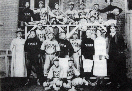 The baseball team of Hwangsung Young Men's Christian Association (presently the Seoul YMCA), including its manager Philip Gillett, far right, an American missionary, poses for a photograph in 1911. It was around this time that Koreans began calling baseball by the name "yagu." (Yonhap) 