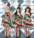 K-pop girl group Orange Caramel showed up dressed like Christmas trees. (Yonhap)