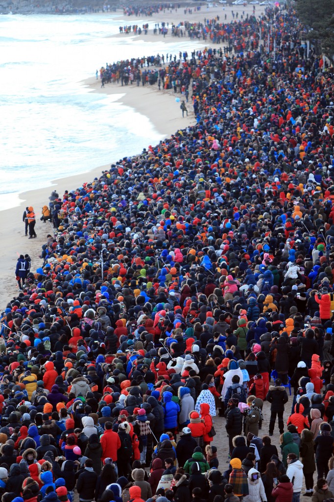 South Koreans flock to Sokcho Beach to witness the first sunrise of the year. (Yonhap) 