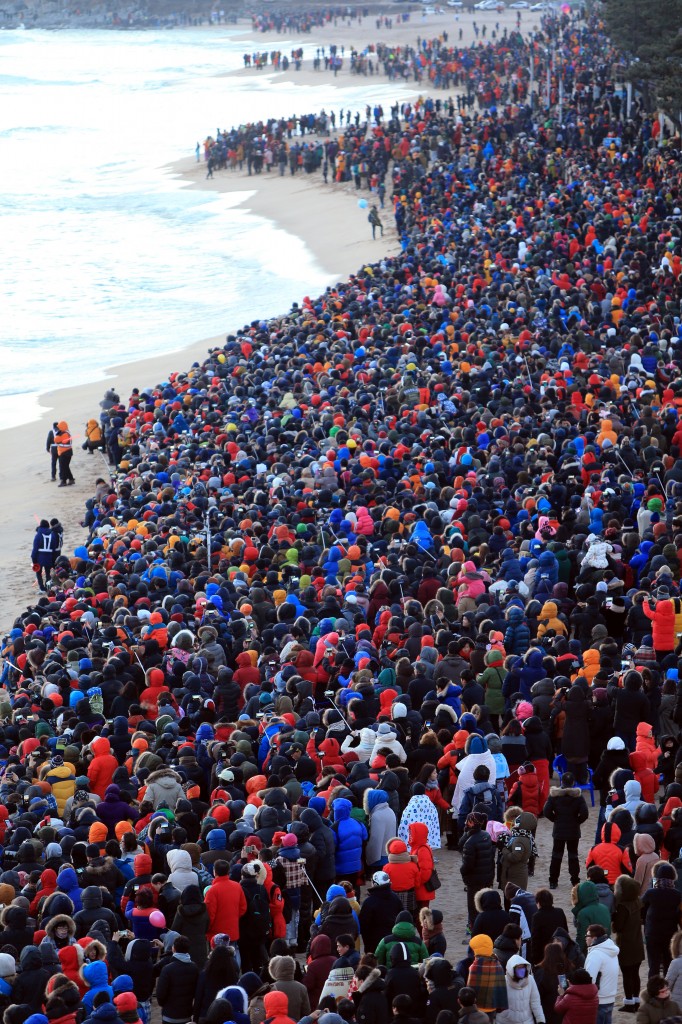 South Koreans flock to Sokcho Beach to witness the first sunrise of the year. (Yonhap) 