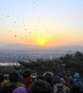 A lot of people in Seoul went to Achan Mountain to see the first sunrise of 2015. (AP)