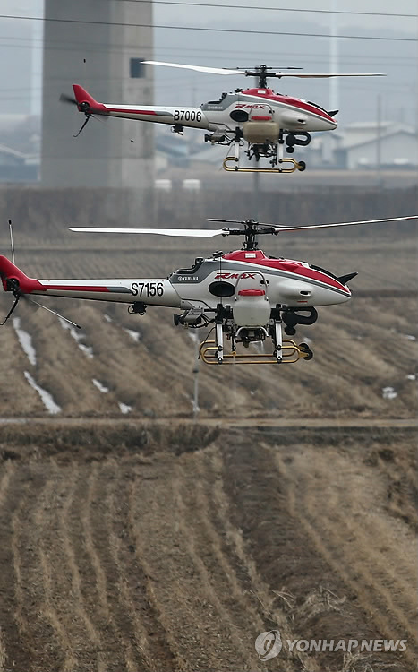 Local authorities use unmanned helicopters for quarantine activities at a migratory bird sanctuary in Cheonan City, South Chungcheong Province, on Jan. 28, 2014, as a deadly bird flu virus has broken out in nearby areas in recent weeks. (Yonhap)